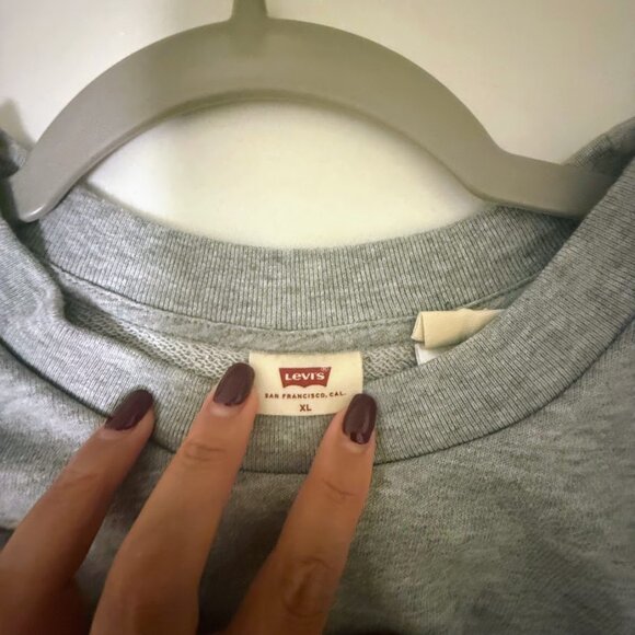 Levi’s Cropped Graphic “Laundry Day” Crewneck Sweatshirt – Size XL (Gray) - Picture 2 of 4